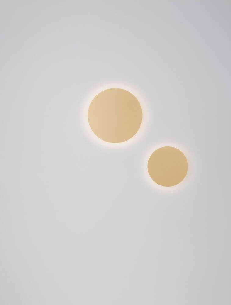 Zwei runde Cyrcle LED Wandleuchten Ø 30cm 3000K an einer Wand, stilvolles und modernes Design.