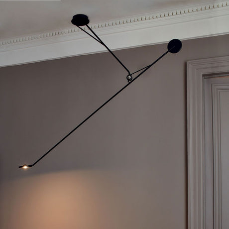 DCWéditions Aaro LED Deckenleuchte 160cm schwenkbar an einer Wand montiert.