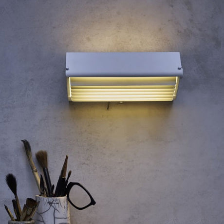 DCWéditions Biny Box 3 Wandleuchte mit Lamellen an einer Wand, sanftes Licht, die perfekte Raumbeleuchtung.