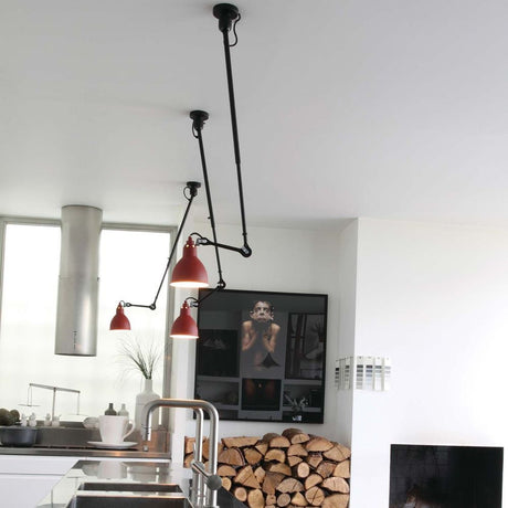 DCWéditions Gras N°302 Deckenlampe mit Ausleger in modernem Interieur mit roten Lampenschirmen