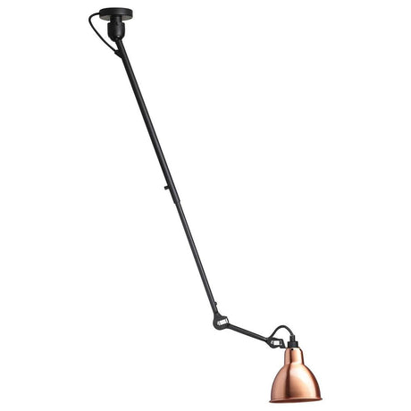 DCWéditions Gras N°302 Deckenlampe mit Ausleger in stilvollem Design mit kupferner Schirm und schwarzem Arm.
