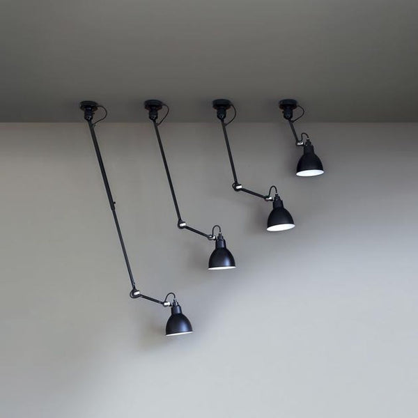 DCWéditions Gras N°302 Deckenlampe mit Ausleger in Schwarz an Decke montiert.