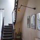 DCWéditions Gras N°304 L40 Wandleuchte an einer Wand neben einer Treppe, elegantes Design von Bernard-Albin Gras.