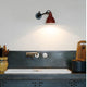 DCWéditions Gras N°304 Wandlampe ohne Schalter drehbar an einer Wand über einer Küchenspüle.