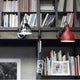 DCWéditions Gras N°304 Wandlampe ohne Schalter drehbar mit Buchregal im Hintergrund