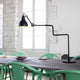 DCWéditions Gras N°317 Tischlampe mit Schirm schwenkbar auf Tisch in modernem Interieur