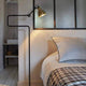 DCWéditions Gras N°411 Stehlampe in Schwarz mit messingfarbenem Lampenschirm im Schlafzimmer