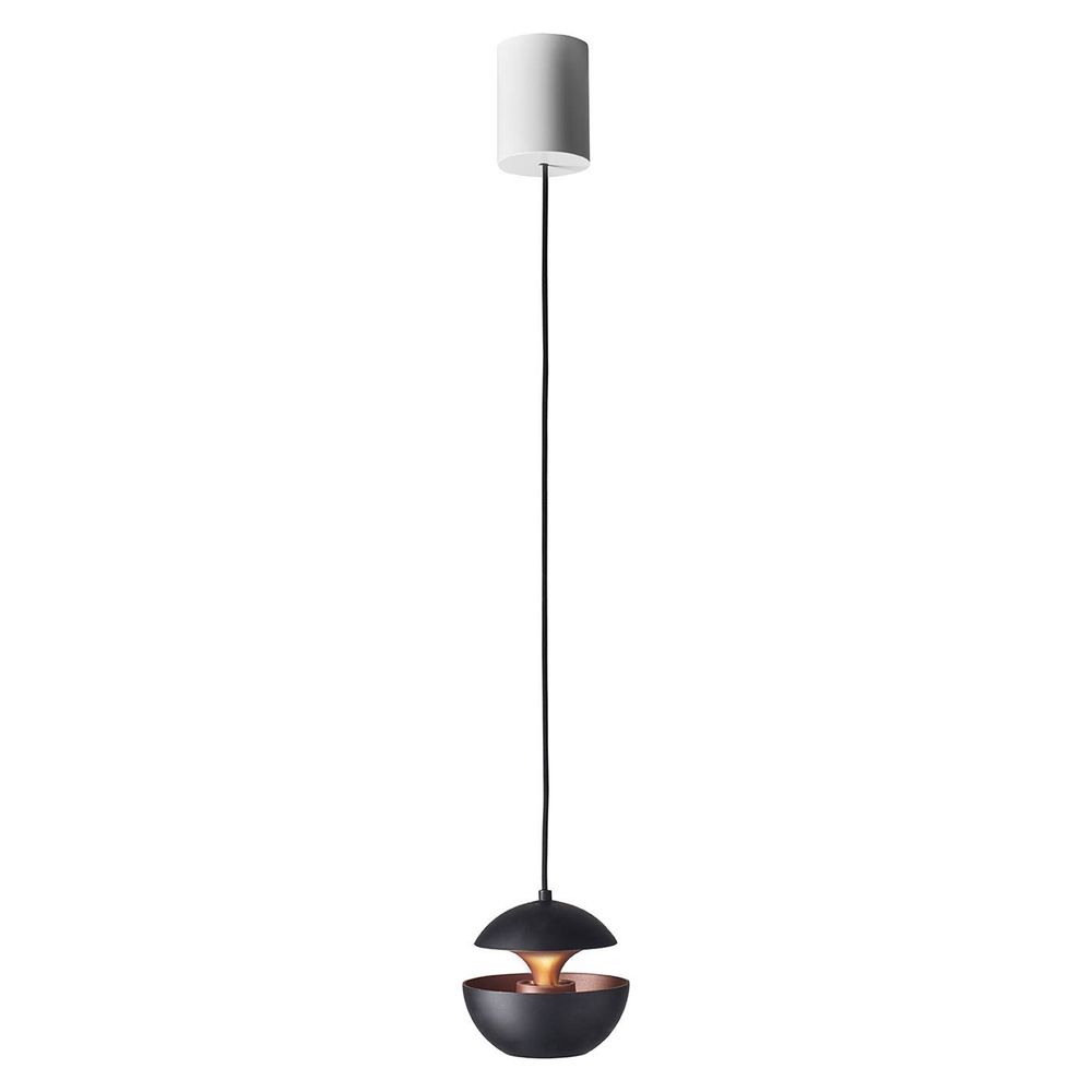 DCWéditions Here Comes The Sun Mini LED-Pendelleuchte in Kugel-Design, einzigartiger Lichtaustritt und schwarzes Finish.