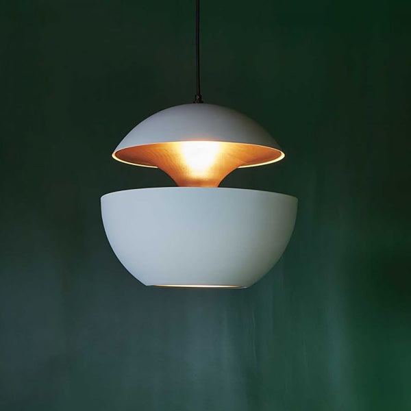 DCWéditions Here Comes The Sun Ø 18cm LED-Pendelleuchte, weiße Kugelleuchte mit kupferfarbener Innenseite
