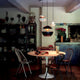 Wohnzimmer mit DCWéditions Here Comes The Sun Ø 18cm LED-Pendelleuchte und modernem Esstisch.