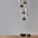 DCWéditions Here Comes The Sun Ø 18cm LED-Pendelleuchte in einem modernen Raum mit eleganter Tischdekoration.