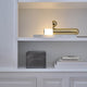 DCWéditions Isp LED Tischleuchte mit Marmorfuss auf einem Regal, modernes Design mit Lichtquelle.