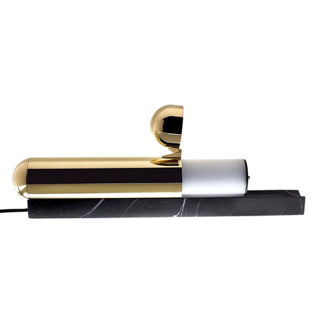 DCWéditions Isp LED Tischleuchte mit Marmorfuss auf schwarzem Hintergrund, modernes Design und elegante Formen.