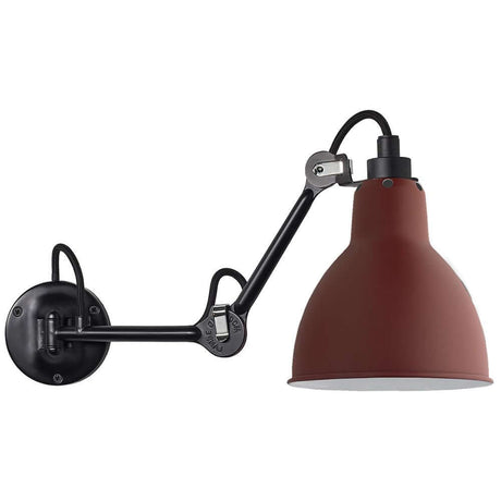DCWéditions Gras N°204 M vegglampe montert på veggen, med justerbar arm og rød lampeskjerm.