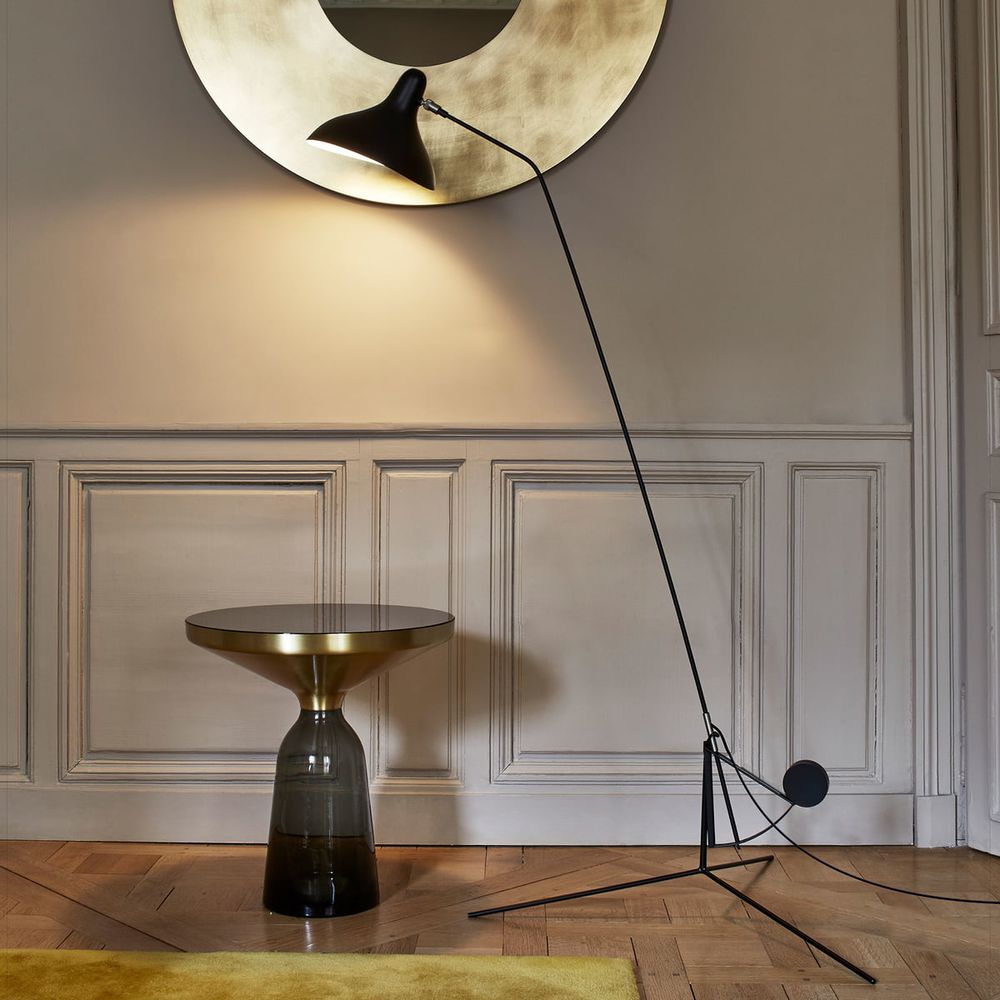 DCWéditions Mantis BS1 Leseleuchte mit schwarzem Schirm, elegant und schwenkbar, neben modernem Tisch.