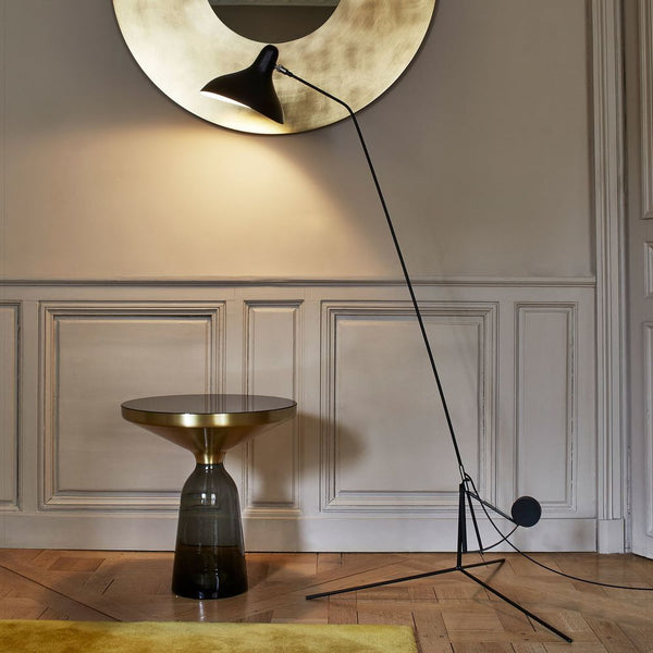 DCWéditions Mantis BS1 Leseleuchte schwenkbar neben einem eleganten Tisch in einem stilvollen Raum