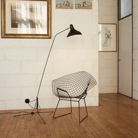 DCWéditions Mantis BS1 swivel reading light in an elegant interior setting with a modern chair.