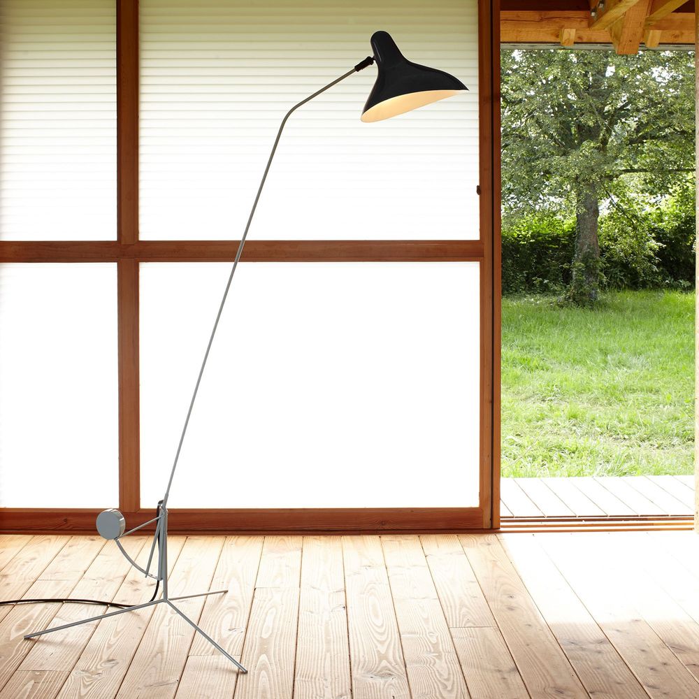 DCWéditions Mantis BS1 Leseleuchte schwenkbar mit schwarzem Schirm und elegantem Design im modernen Raum.