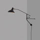 DCWéditions Mantis BS2 Mini LED an einer Wand, mit verstellbarem Arm und schickem Design.