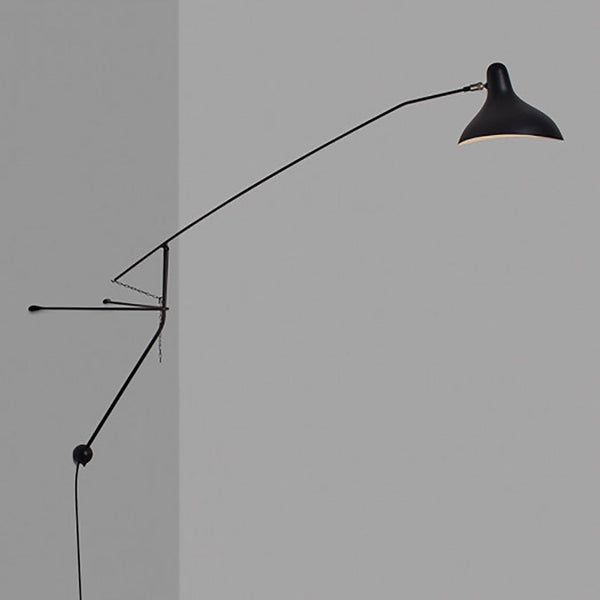 DCWéditions Mantis BS2 wall light with arm in elegant design, ideal for living spaces and work areas.