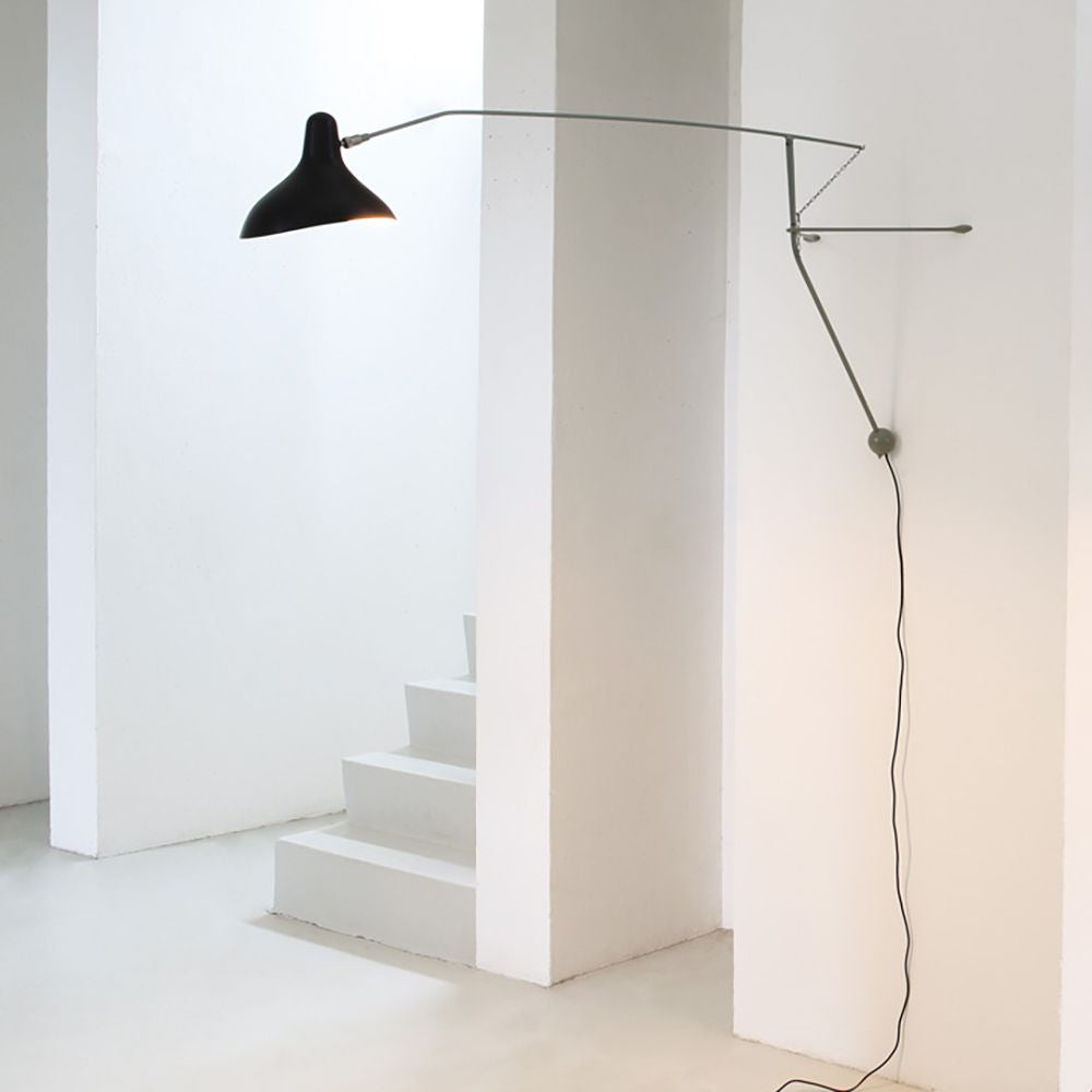 DCWéditions Mantis BS2 Wandleuchte mit Ausleger in eleganter Umgebung, ideal für Wohnzimmer oder Büro.