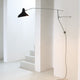 DCWéditions Mantis BS2 Wandleuchte mit Ausleger in eleganter Umgebung, ideal für Wohnzimmer oder Büro.