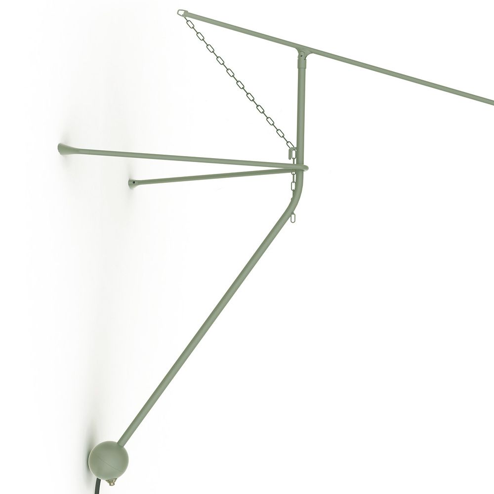 DCWéditions Mantis BS2 Wandleuchte mit Ausleger in eleganter, minimalistischer Gestaltung an der Wand.