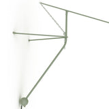 DCWéditions Mantis BS2 Wandleuchte mit Ausleger in eleganter, minimalistischer Gestaltung an der Wand.