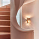 Geometrische DCWéditions Map 1 Wandleuchte an einer geschwungenen Treppe in modernem Interieur.
