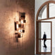 DCWéditions Map 2 Wandleuchte geometrisch an einer Wand, mit warmem Licht und modernen geometrischen Formen.