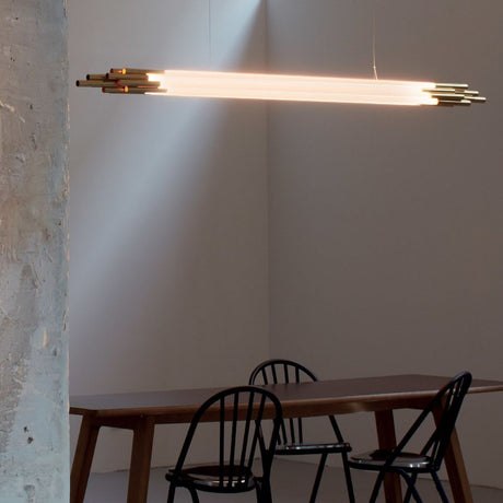 DCWéditions Org LED pendellampe med stenger over et bord i moderne omgivelser.