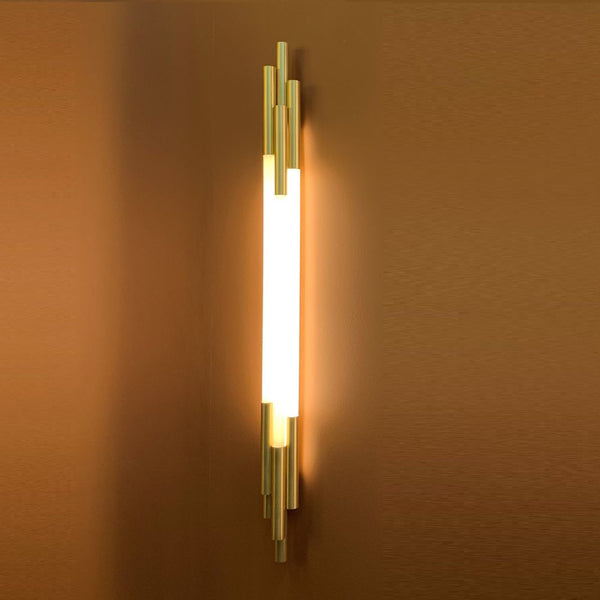 DCWéditions Org LED Wandleuchte mit Stäben an einer Wand, aus Opalglas und eloxiertem Aluminium.