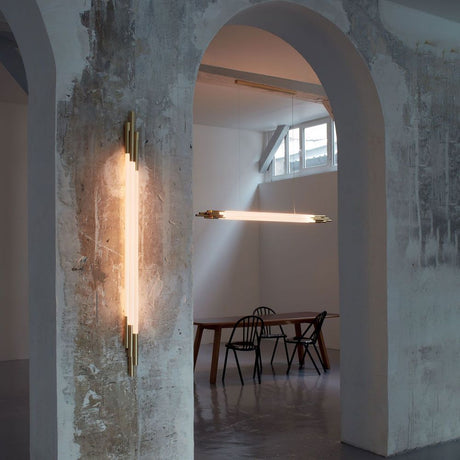 DCWéditions Org LED-vegglampe med staver, vakker lyskollonne med opalglass og anodisert aluminium.