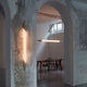 DCWéditions Org LED Wandleuchte aus Opalglas und Aluminium in modernem Raum.