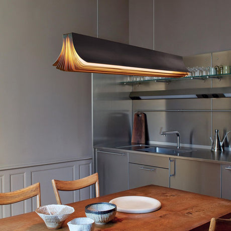DCWéditions Respiro LED-pendellampe 120 cm i et moderne kjøkkenmiljø over et trebord.