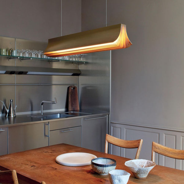 DCWéditions Respiro LED Pendelleuchte 120cm in modernem Küchenambiente.