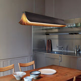 DCWéditions Respiro LED Pendelleuchte 90cm in modernem Küchenambiente mit Holzdetails.