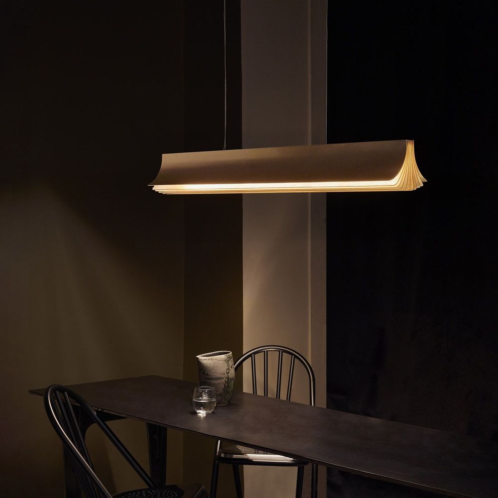 DCWéditions Respiro LED Pendelleuchte 90cm über einem Esstisch in modernem, elegantem Design.