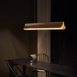 DCWéditions Respiro LED Pendelleuchte 90cm über einem Esstisch in modernem, elegantem Design.