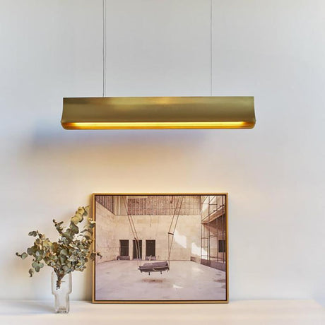 DCWéditions Respiro LED-pendellampe 90 cm i elegant design over et bord med dekorativt bilde og plante.