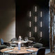 DCWéditions VVV Abhängung Baldachin für Module in modernem Restaurant-Ambiente.