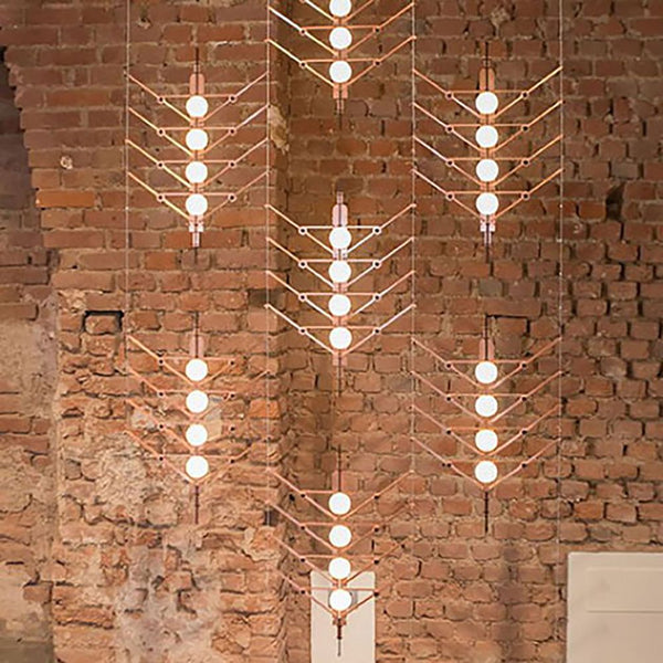 DCWéditions VVV Module élément unique suspension dans un environnement industriel avec mur en briques et lumière chaleureuse.