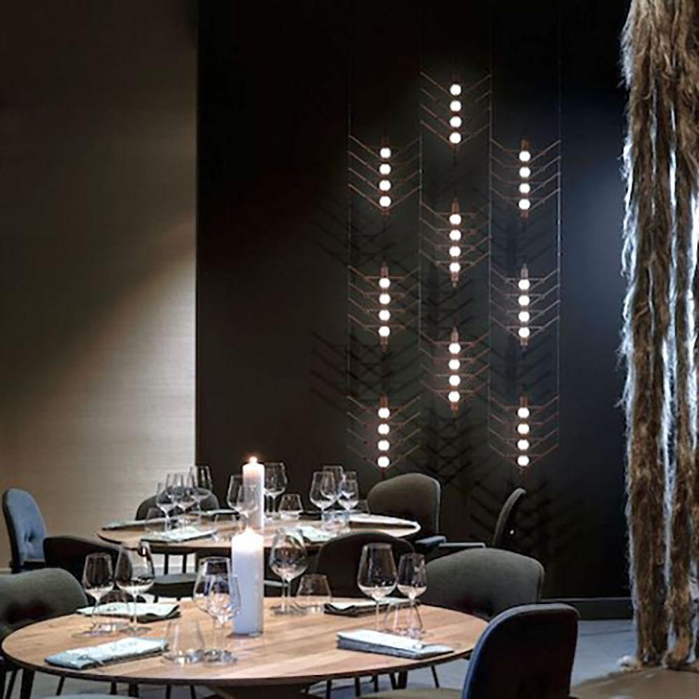 DCWéditions VVV Modul Einzelelement Pendelleuchte im eleganten Restaurant-Ambiente.