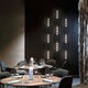 DCWéditions VVV Modul Einzelelement Pendelleuchte im eleganten Restaurant-Ambiente.