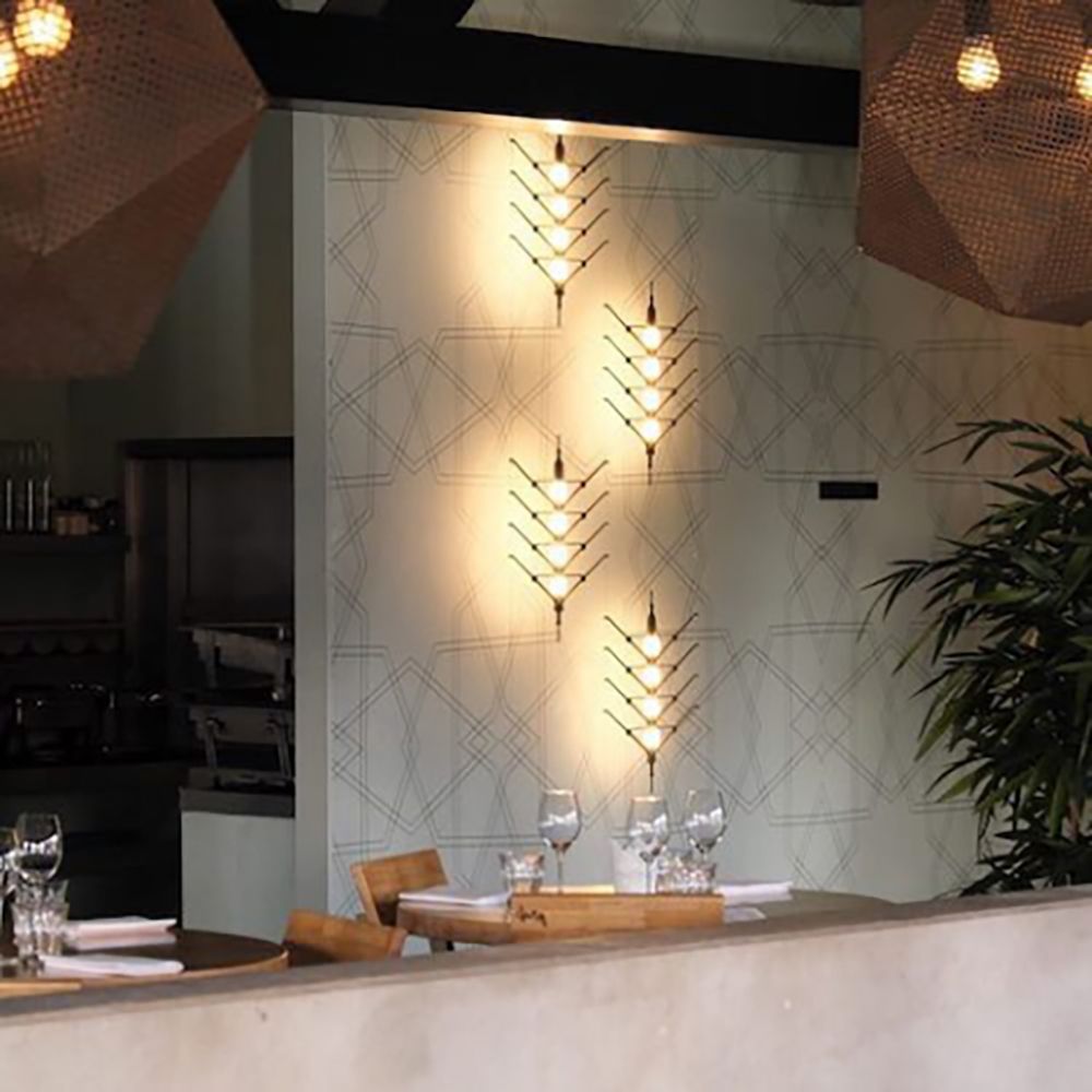 DCWéditions VVV Modul Einzelelement Pendelleuchte an einer Wand in einem modernen Restaurant.
