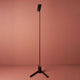 DCWéditions Vision 20/20 LED-Stehleuchte 137cm in Schwarz mit modernem Design auf einem einfarbigen Hintergrund.