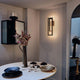 DCWéditions Borely LED Wandleuchte in modernem Interieur mit geometrischen Formen und warmem Licht.