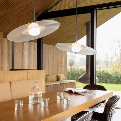 DCWéditions Mono Glas Schirm Gefrostet für die L Ausführung, hängende Lampen in modernem Raumdesign.