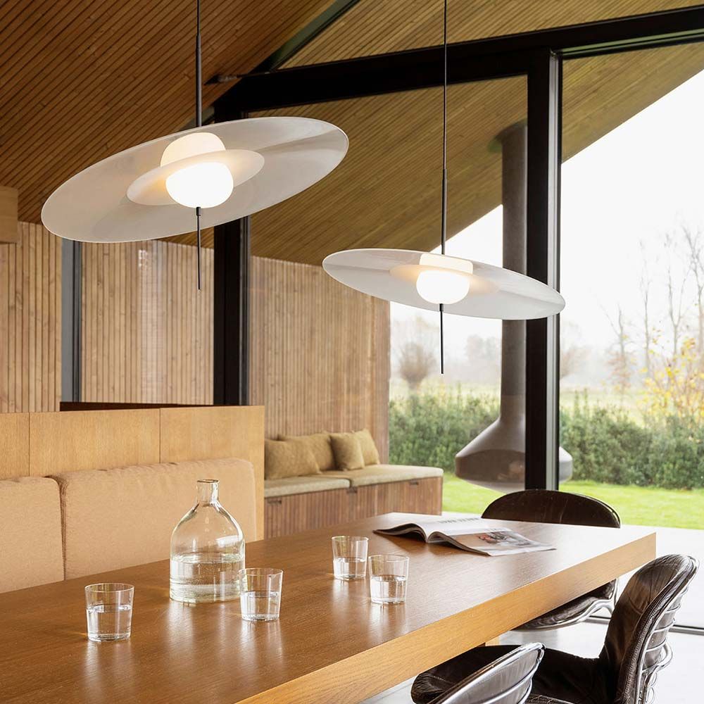 Moderne DCWéditions Mono Hängeleuchten im minimalistischen Wohnraum mit Holzdetails und Glasbehältern.