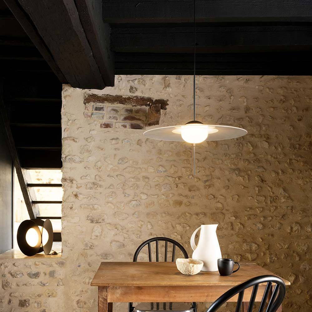 DCWéditions Mono Hängeleuchten Körper M ohne Schirm, moderne Deckenlampe in stilvollem Raum mit Holzstuhl und Tisch.